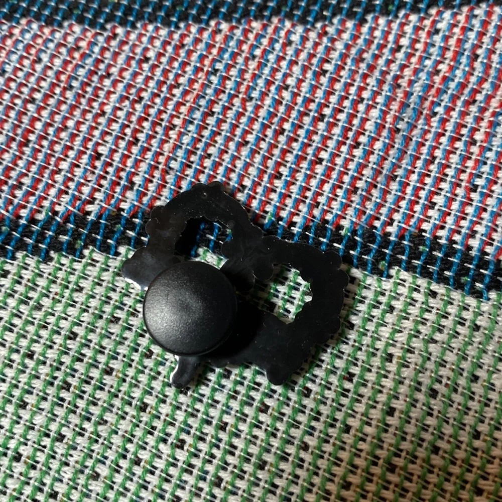 One left!! 💙 Bichota Barbed Wire Heart Crocs Charm - Picture 3 of 5